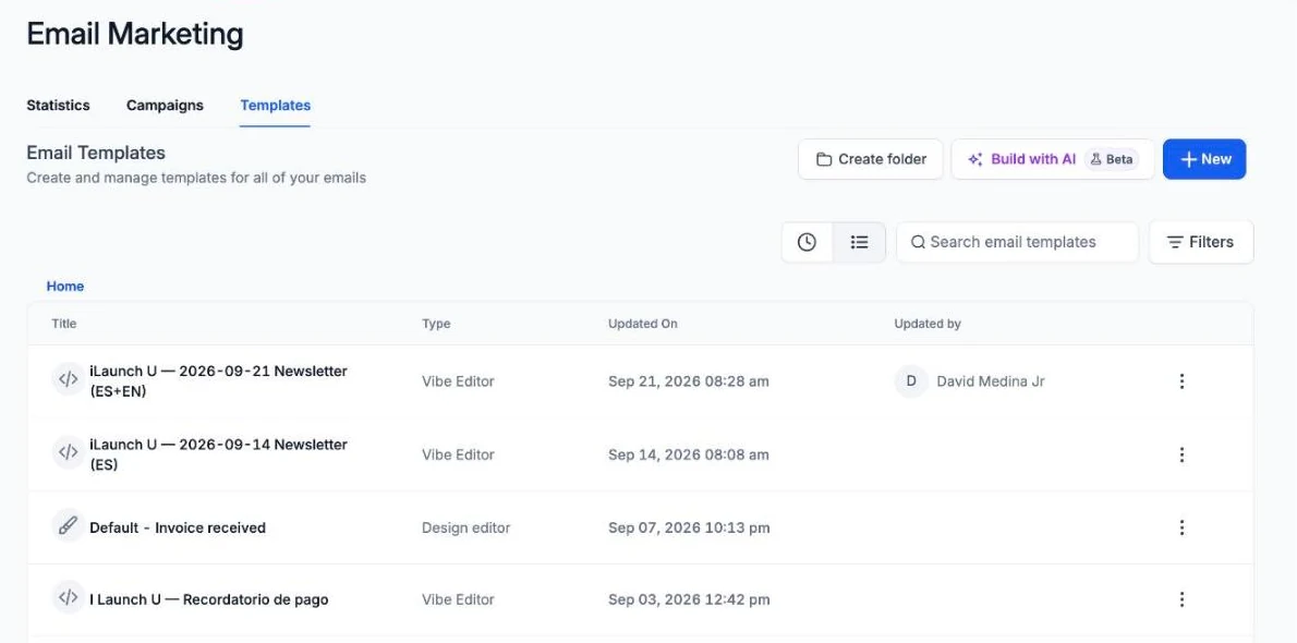 Pantalla de plantillas de email con el botón Build with AI y newsletters hechas en el editor con IA
